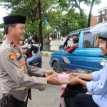 Berkah Ramadhan, Sat IK Bersama Sat Binmas Polres Jeneponto Berbagi Takjil Gratis Kepada Pengguna Jalan