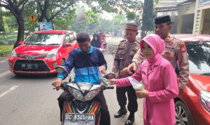 Terpantau, Jajaran Polsek Tamalatea Bagi Takjil Gratis kepada Pengguna Jalan yang Melintas di Area Tamalatea