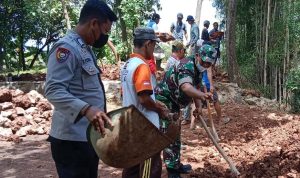 Babinsa Koramil 2303/Pulomerak, Karbak Membantu Pembersihan Lingkungan Pemakaman