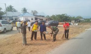 Babinsa Koramil 2304/Anyer, Giat Karbak Membersihkan Pantai