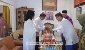 Safari Lebaran ke Kediaman Bustami Rahman, Pj Gubernur Pulang Bawa Petuah dan Buku