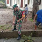 Babinsa Koramil 2305/Cinangka, Giat Karbak Membersihkan Saluran Air