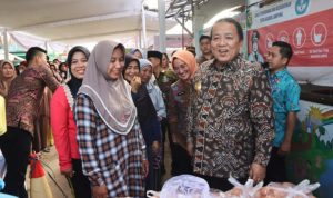 Arinal Djunaidi Tinjau Pasar Murah Bersubsidi Produk UMK/IKM yang Digelar Pemerintah di Teluk Betung Barat