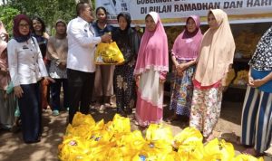 Jelang Hari Raya Idul Fitri Arinal Djunaidi Serahkan Bantuan Sembako di Teluk Betung Barat