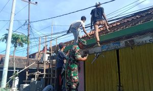 Babinsa Koramil 2303/Pulomerak, Karbak Pemugaran Rumah Warga