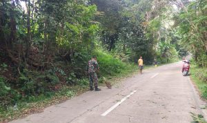 Babinsa Koramil 2306/Mancak Giat Karbak Pembersihan Jalan Desa