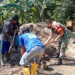 Babinsa Koramil 2303/Pulomerak, Karbak Membantu Pembangunan Rumah