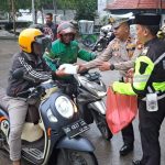 Polantas Di Maros Bagi Takjil Ke Pengguna Jalan,Sempat Dikira Razia