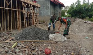 Babinsa Koramil 2304/Anyer, Giat Karbak Pembuatan Rumah Warga