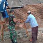 Babinsa Koramil 2305/Cinangka, Giat Karbak Pembangunan Rumah Warga