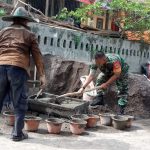 Babinsa Koramil 2305/Cinangka, Giat Karbak Pembangunan Rumah Warga