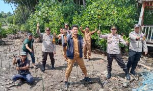 Peduli Lingkungan, Kapolsek Batang Bersama Warga Tanam Pohon Mangrove Pesisir Pantai Tarowang 