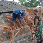 Babinsa Koramil 2305/Cinangka, Giat Karbak Pembangunan Rumah Warga