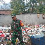 Babinsa Koramil 2303/Pulomerak, Karbak Membersihkan Sampah