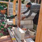 Babinsa Koramil 2305/Cinangka, Giat Karbak Pembangunan Rumah Warga