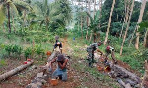 Babinsa Koramil 2304/Anyer, Giat Karbak Pemasangan Pondasi Rumah