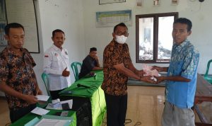 Heri Sumantri Kades Gantimulyo Salurkan BLT DD 2023 pada 28 KPM