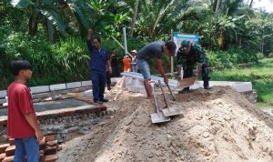 Babinsa Koramil 2306/Mancak Giat Karbak Pembuatan MCK Umum