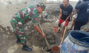 Babinsa Koramil 2305/Cinangka, Giat Karbak Membersihkan Saluran Air