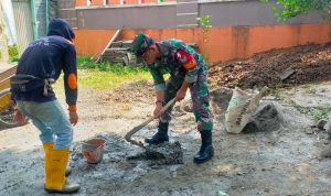 Babinsa Koramil 2303/Pulomerak, Karbak Membantu Pembuatan Pangkalan