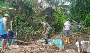 Babinsa Koramil 2306/Mancak Giat Karbak Membongkar Madrasah