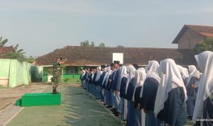 Tanamkan Disiplin dan Nasionalisme, Babinsa Koramil Sekampung Latih PBB