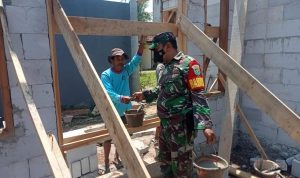 Babinsa Koramil 2305/Cinangka, Giat Karbak Pembangunan Rumah Warga