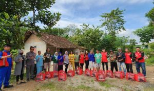 Budhi Condrowati Anggota Komisi V DPRD Provinsi Lampung Bagikan Paket Sembako