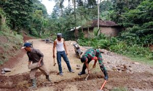 Babinsa Koramil 2306/Mancak, Karbak Membangun Jalan Kampung