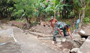 Babinsa Koramil 2307/Ciwandan, Karbak Gotong Royong Pembangunan Drainase