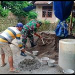 Babinsa Koramil 2302/Bojonegara, Karbak Membantu Pembangunan Rumah