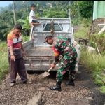 Babinsa Koramil 2303/Pulomerak, Karbak Membantu Perbaikan Jalan