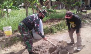 Babinsa Koramil 2301/Cilegon, Karbak Kebersihan Pembuatan  Drainase