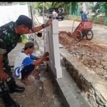 Babinsa Koramil 2304/Anyer, Karbak Pembuatan Pagar Rumah