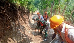 Babinsa Koramil 2304/Anyer, Karbak Pembersihan Tebing Tepi Jalan