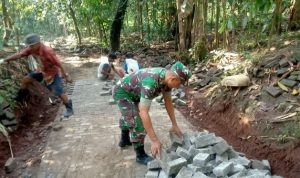 Babinsa Koramil 2306/Mancak, Karbak Membantu Pemasangan Paving Blok Jalan