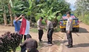 Patroli Merah Putih Presisi, Polsek Air Gegas Pasang Bendera ke Rumah Warga