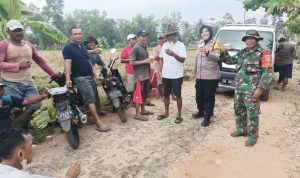 Peduli Lingkungan, Sinergitas TNI – Polri Bersama Masyarakat Gotong royong perbaiki jembatan