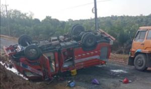 Mobil Pemadam Kebakaran Terbalik Saat Evakuasi Kebakaran di Desa Paku