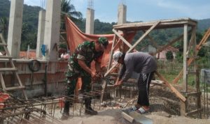 Babinsa Koramil 2303/Pulomerak, Karbak Membantu Pembangunan Masjid