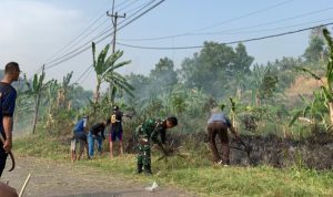 Babinsa Koramil 2302/Bojonegara, Karbak Pembersihan Jalan Desa