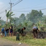 Babinsa Koramil 2302/Bojonegara, Karbak Pembersihan Jalan Desa