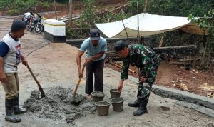 Babinsa Koramil 2305/Cinangka, Karbak Membantu Pembuatan TPT