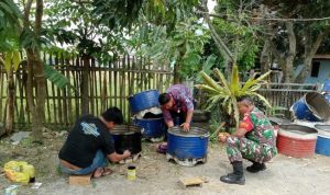 Babinsa Koramil 2302/Bojonegara, Karbak Pengecatan Tong Sampah