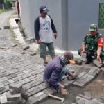 Babinsa Koramil 2301/Cilegon, Karbak Giat Pemasangan Konblok Jalan