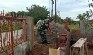 Babinsa Koramil 2304/Anyer, Karbak Membantu Pemasangan Pondasi Rumah