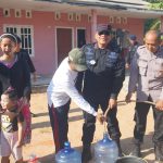 Prihatin Dampak Kemarau, Brimob Polda Babel Kirim 5000 Liter Air Bersih ke Warga Semabung Lama