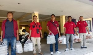 HUT ke-1, DPC PWDPI Kota Metro Bagi Nasi Kotak Warga Rusunawa