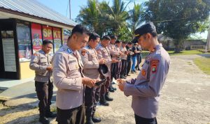 Tingkatkan Kedisiplinan, Kapolsek Payung Periksa Sikap Tampang dan Kelengkapan Personil