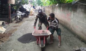 Babinsa Koramil 2301/Cilegon, Karbak Giat Pemasangan Konblok Jalan